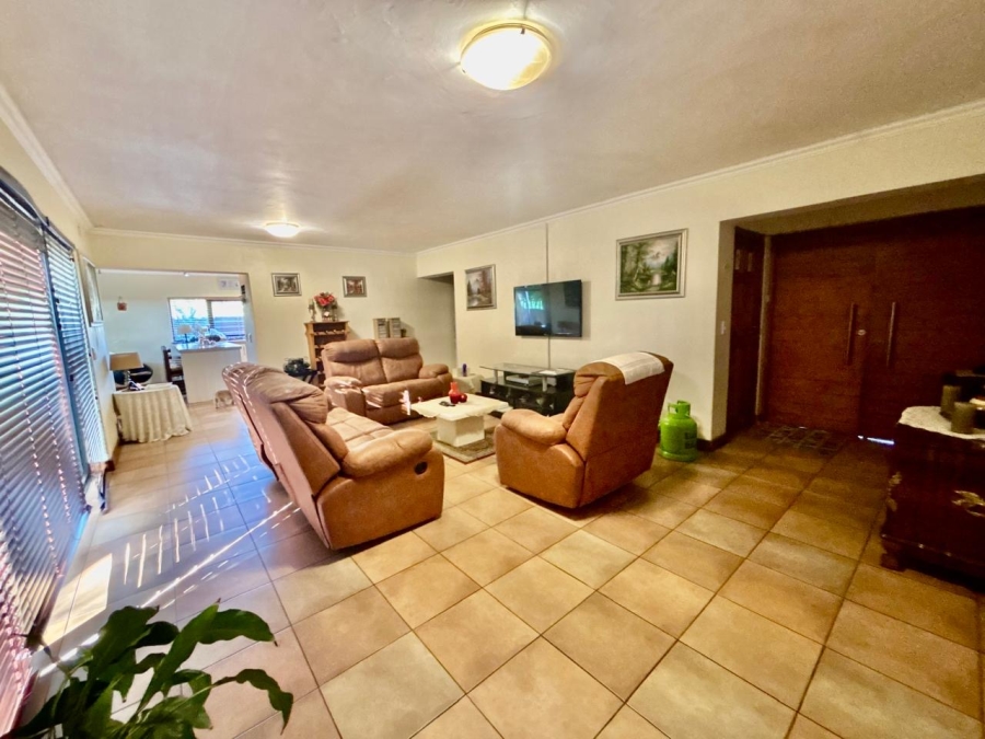 3 Bedroom Property for Sale in Eikenbosch Western Cape
